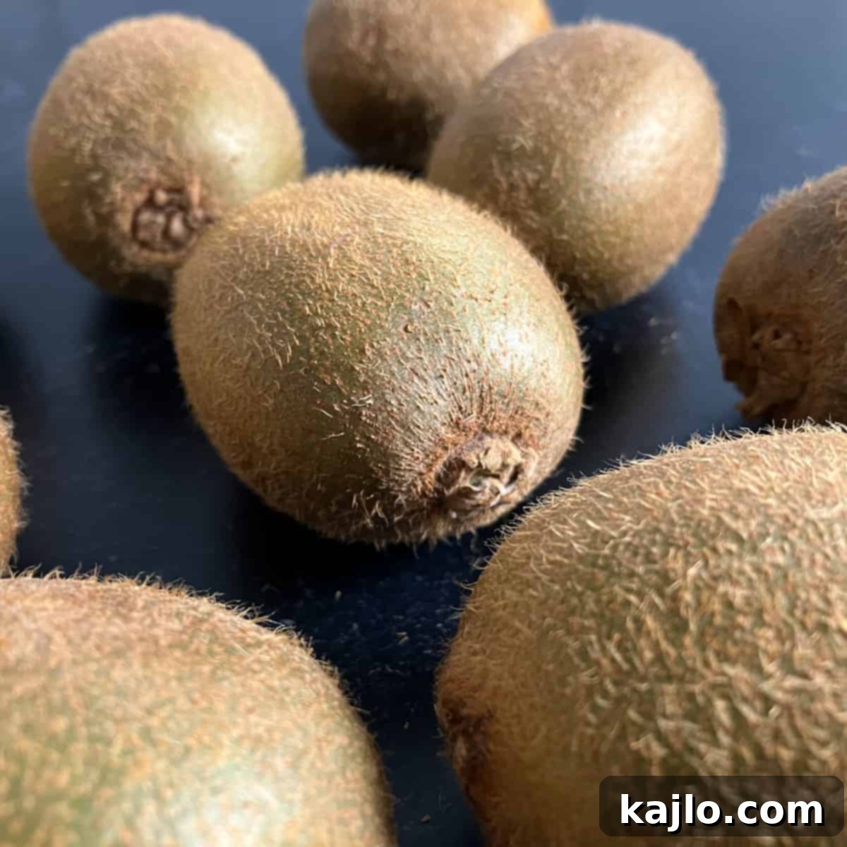 Kiwi Citrus or Not 3 Close-up of a sliced kiwi, highlighting its non-citrus characteristics.