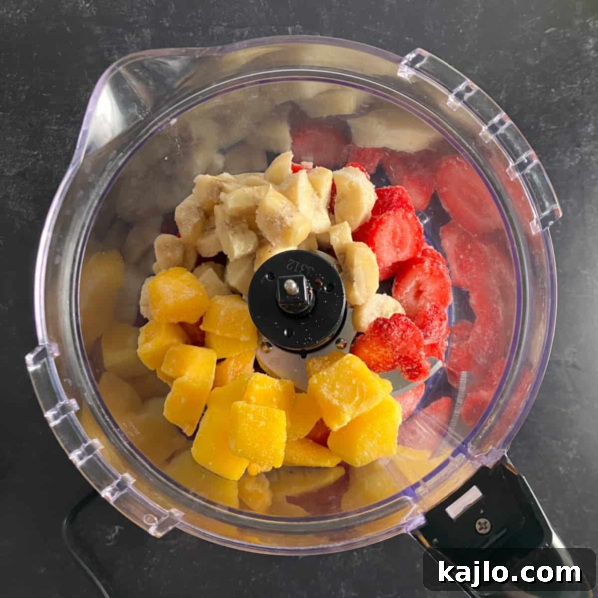 Steps to make banana mango strawberry smoothie